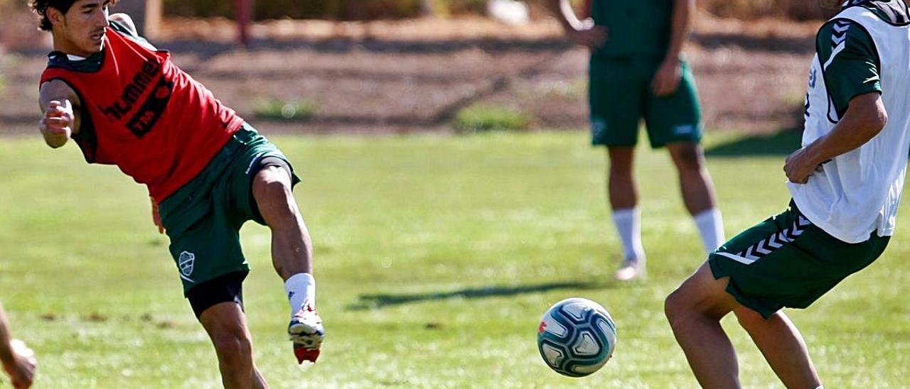 Pere Milla intenta un disparo, durante el entrenamiento de ayer en el polideportivo de Altabix.