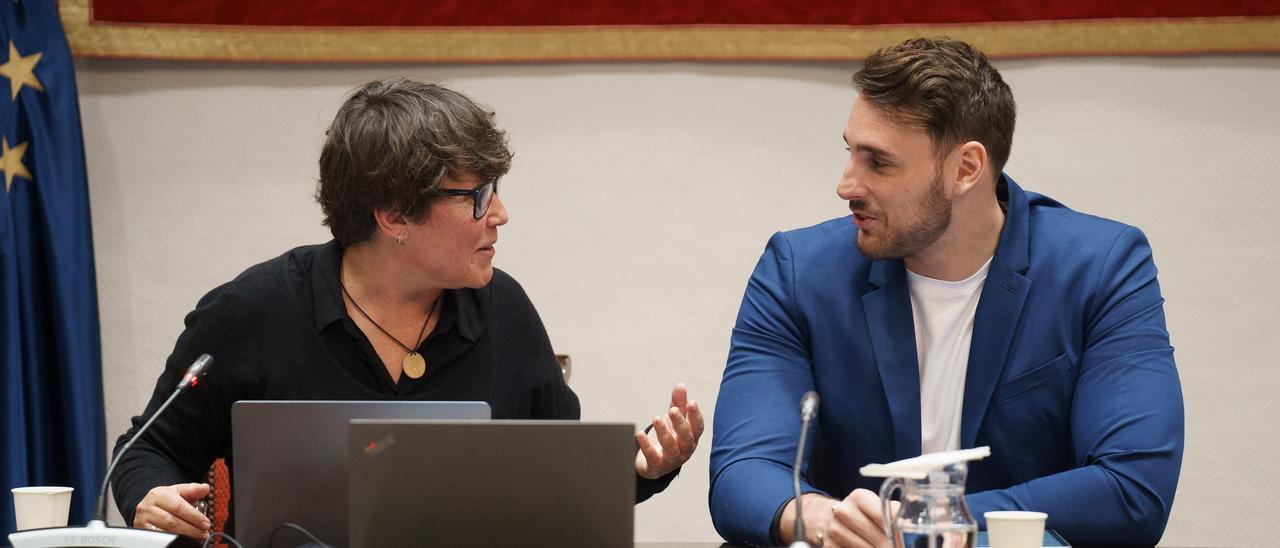 La profesora de la ULL, Patricia Pintor, y el waterpolista Víctor Gutiérrez, durante su participación en la comisión.