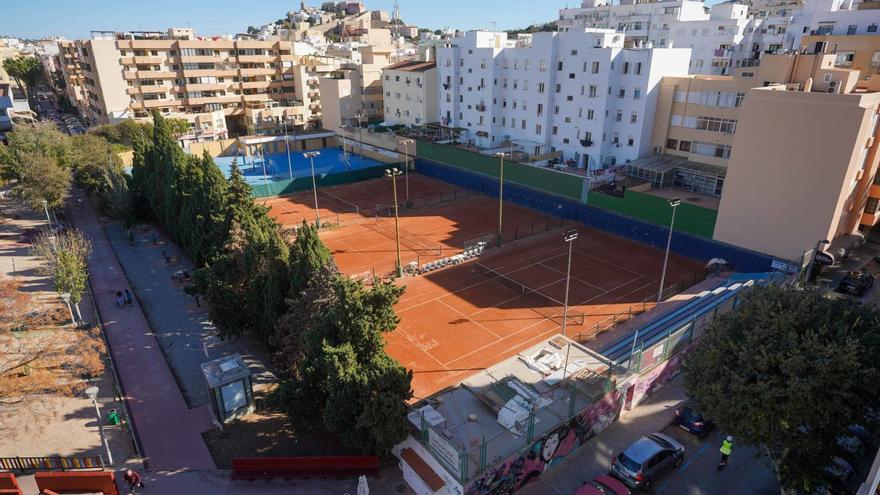 Imagen de la parcela en la que se ubican las pistas deportivas afectadas por el proyecto del futuro Mercat Nou.