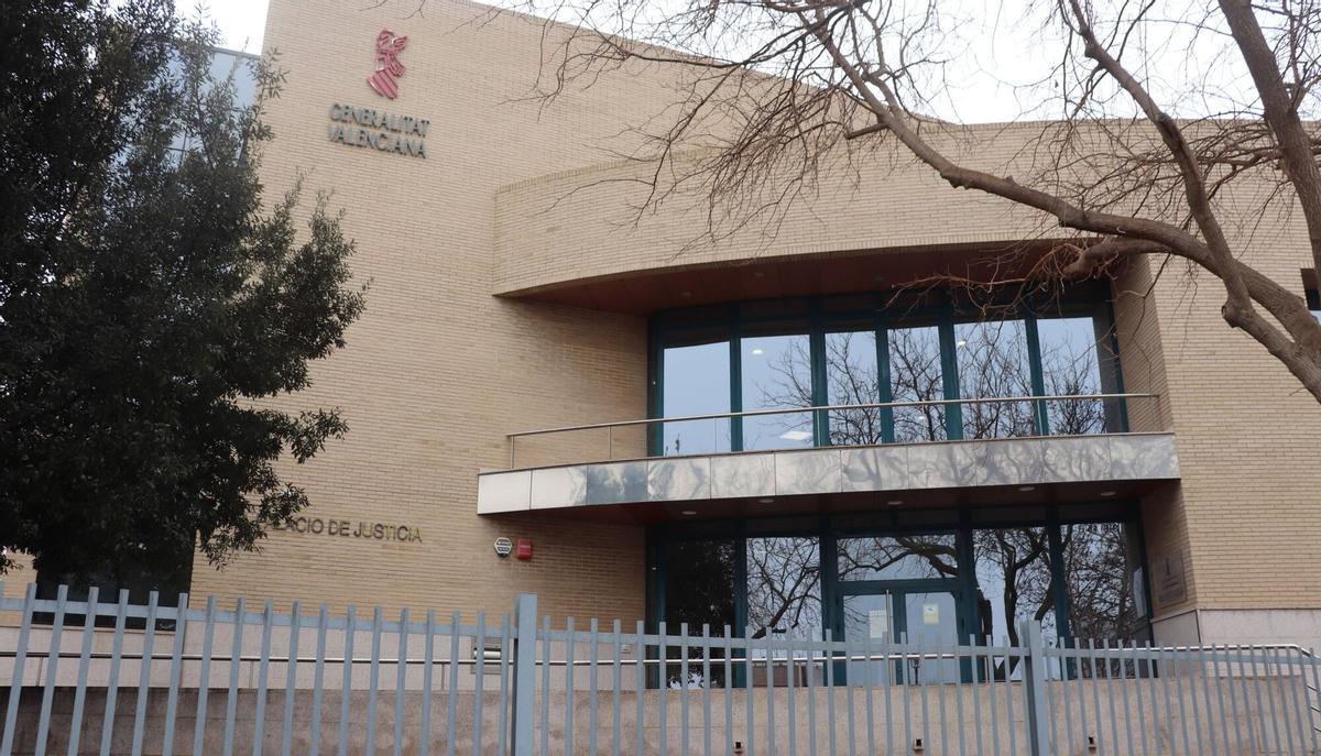 Fachada del Palacio de Justicia de Requena, donde se investiga el presunto envenamiento de Ángela y de su novio.