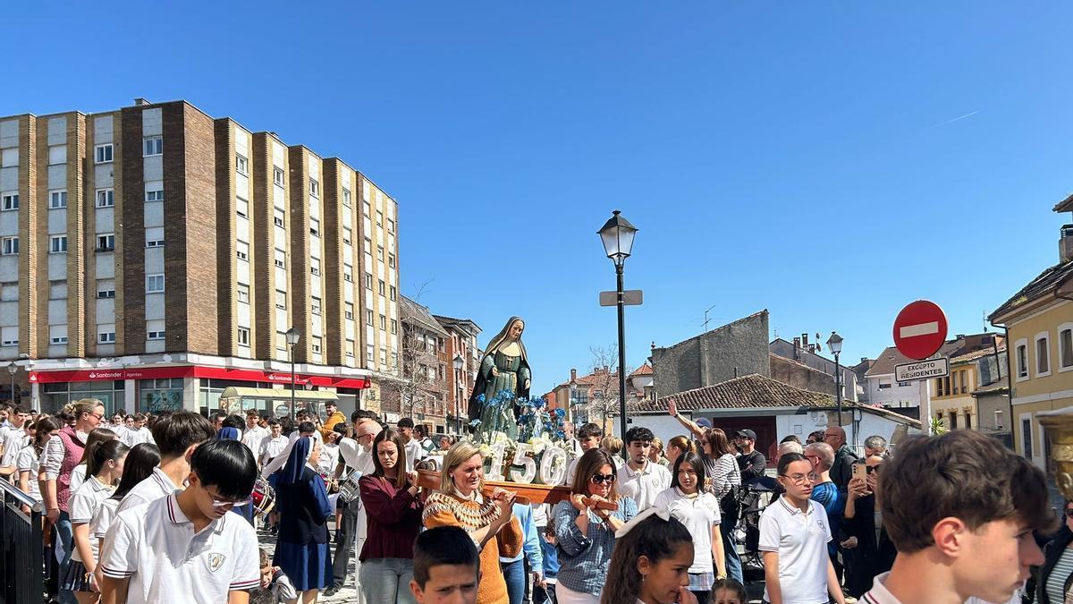 Procesión por Noreña de cierre del año jubilar del Colegio Nuestra Señora de Covadonga