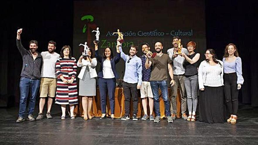 Foto de familia de los ganadores con los Viriatos y miembros de la organización.