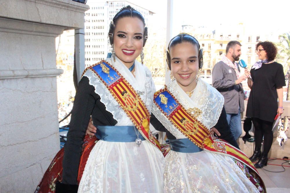 ... que antes de entrar en antena tenían que guardar su turno mientras Pere Fuset contaba cosas. Las falleras, por cierto, estrenaron los jubones negros, como llevaban las cortes... a pesar del calor.