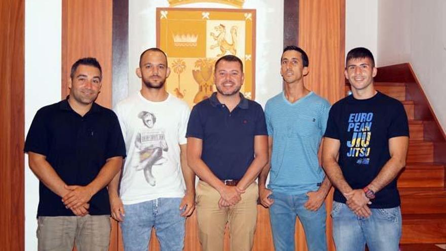 Teodoro Sosa (c) junto a los tres competidores y el concejal de Deportes (i).