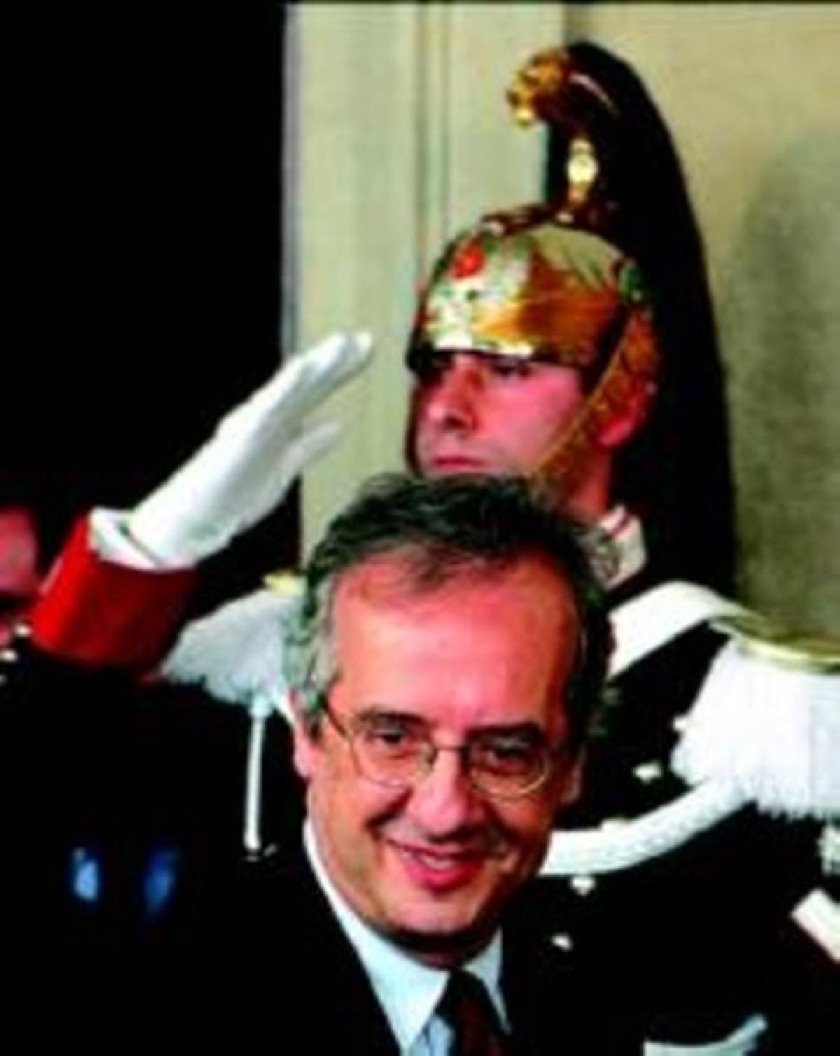 Silvio Berlusconi --adalt-- i Walter Veltroni, al sortir del palau del Quirinal després de les respectives entrevistes amb el president Napolitano, ahir.