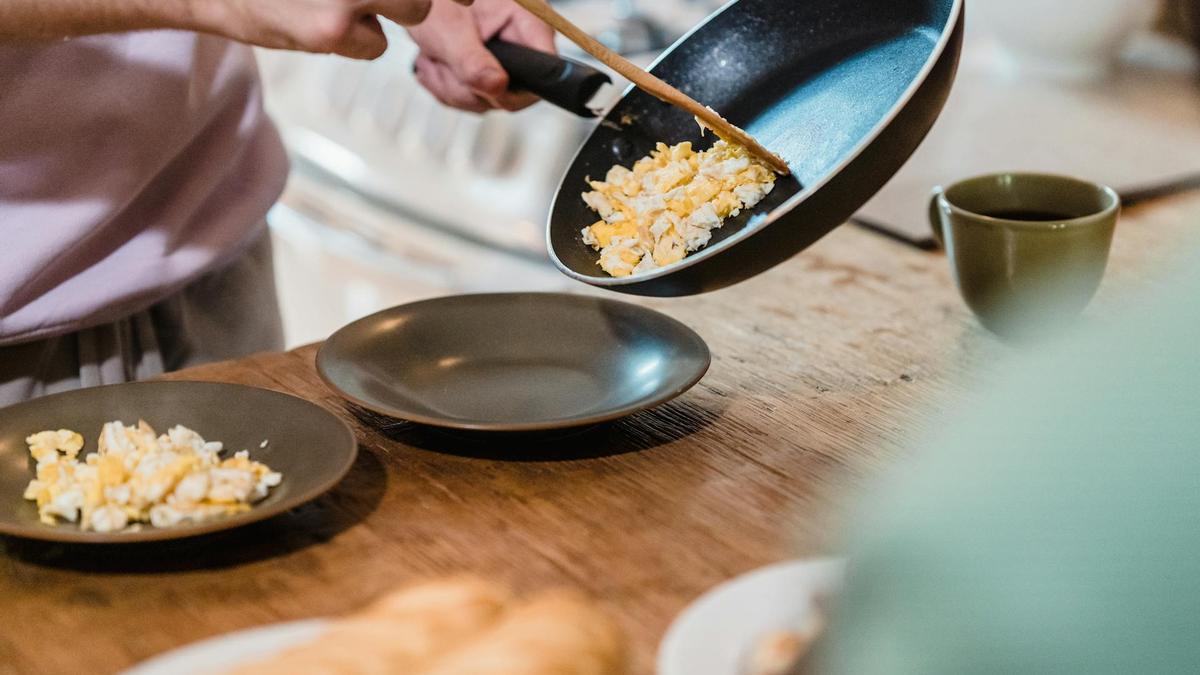 Huevos revueltos perfectos: este es el ingrediente secreto que usan los mejores restaurantes