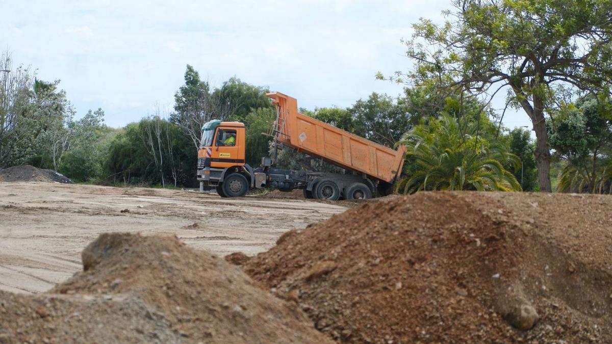 Maquinaria pesada retira escombros de la parcela de Fuente Nueva que albergará el aparcamiento.