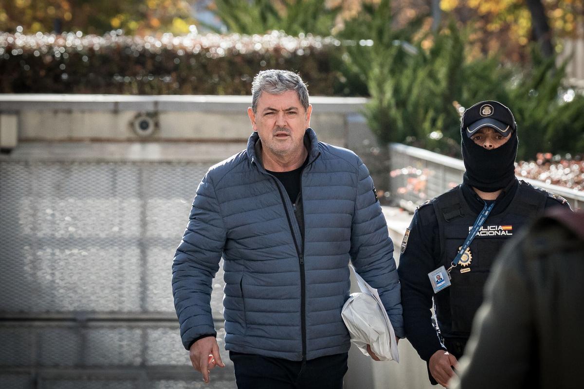 El socio empresario de Servinabar 200, Joseba Antxon Alonso Egurrola (i), a la salida de la Audiencia Nacional