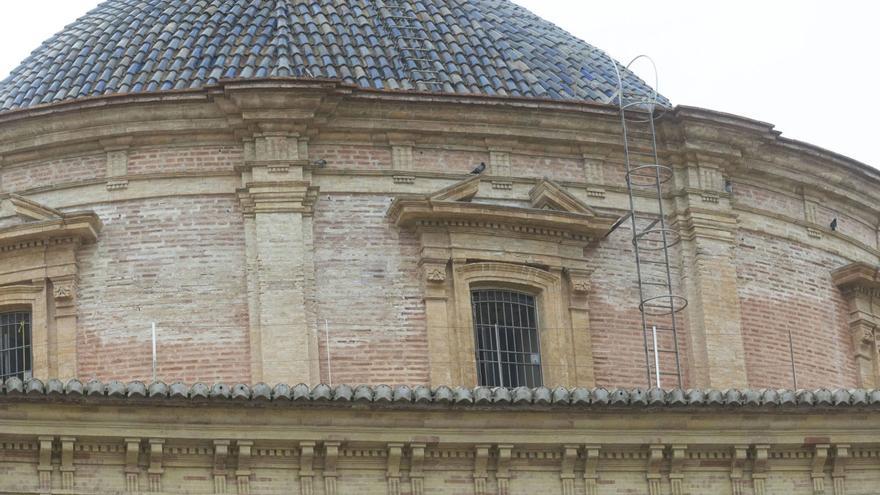 Manchas de humedad en el
 exterior de la cúpula de 
la Basílica. m.a.montesinos | FERNANDO BUSTAMANTE