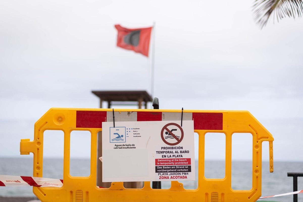 Carteles que anuncian el cierre de Playa Jardín en este mes de agosto.