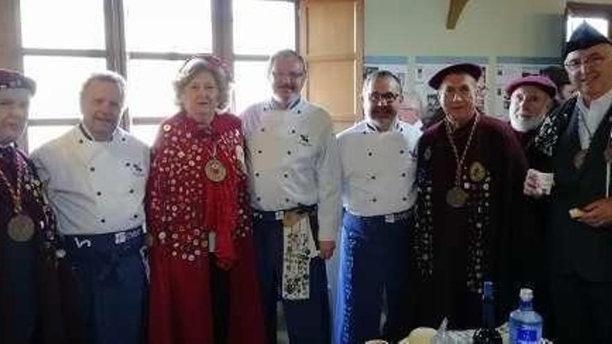 A la izquierda, el cofrade mayor de Cangas del Narcea, Raúl Teimil, junto a cofrades de otras cofradías y de la canguesa, en Cabranes.