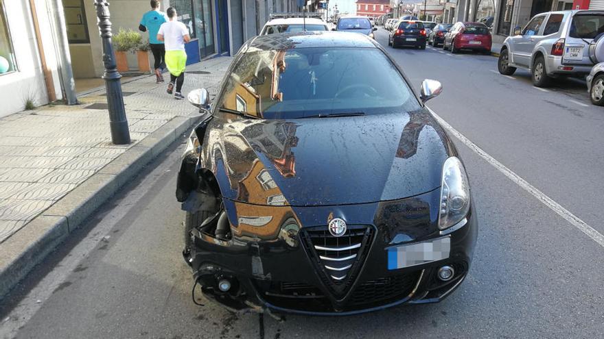 El coche que colisionó contra una farola y dos pivotes en Ramón Cabanillas. //Fdv