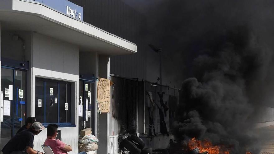 Baricada durante la concentración ante la sede de Vestas en León.