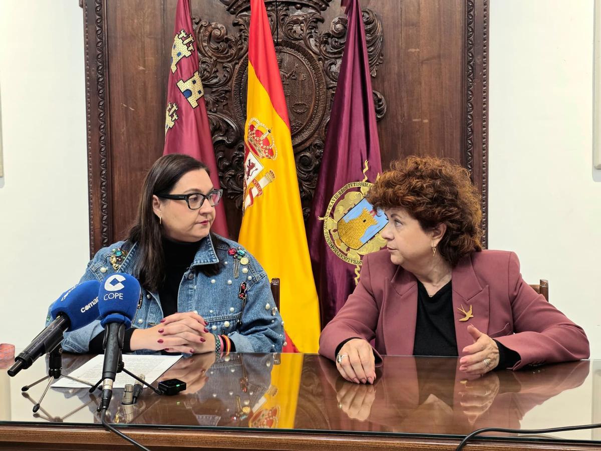 María Castillo (i.) daba cuenta de los datos en el Ayuntamiento.