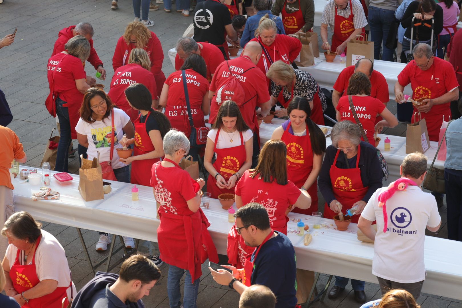 FOTOGALERÍA I Las imágenes de la Nit de la Xulla y del encuentro de elaboración de allioli de las fiestas de Vila-real