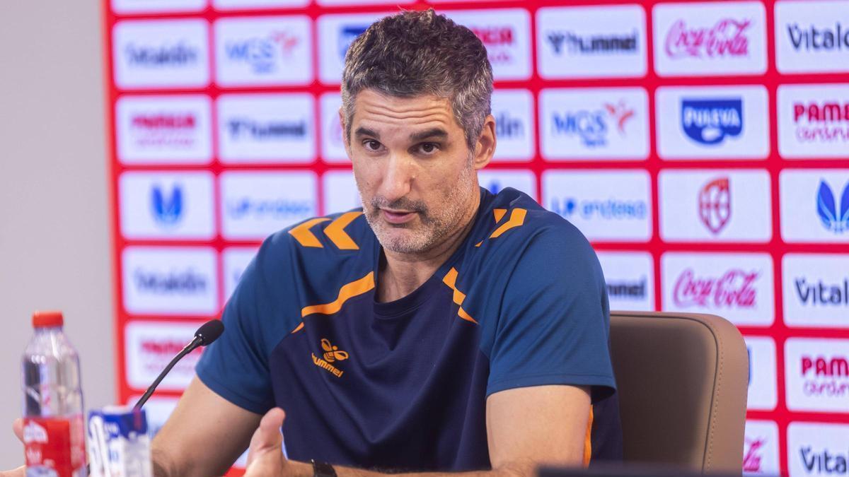 El entrenador de Valencia Basket Ruben Burgos