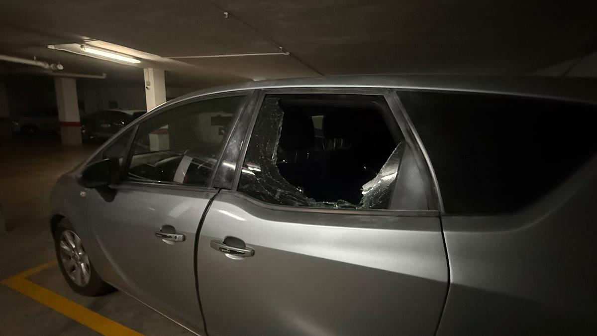 Más de 20 coches amanecen con las lunas rotas con un extintor en Murcia