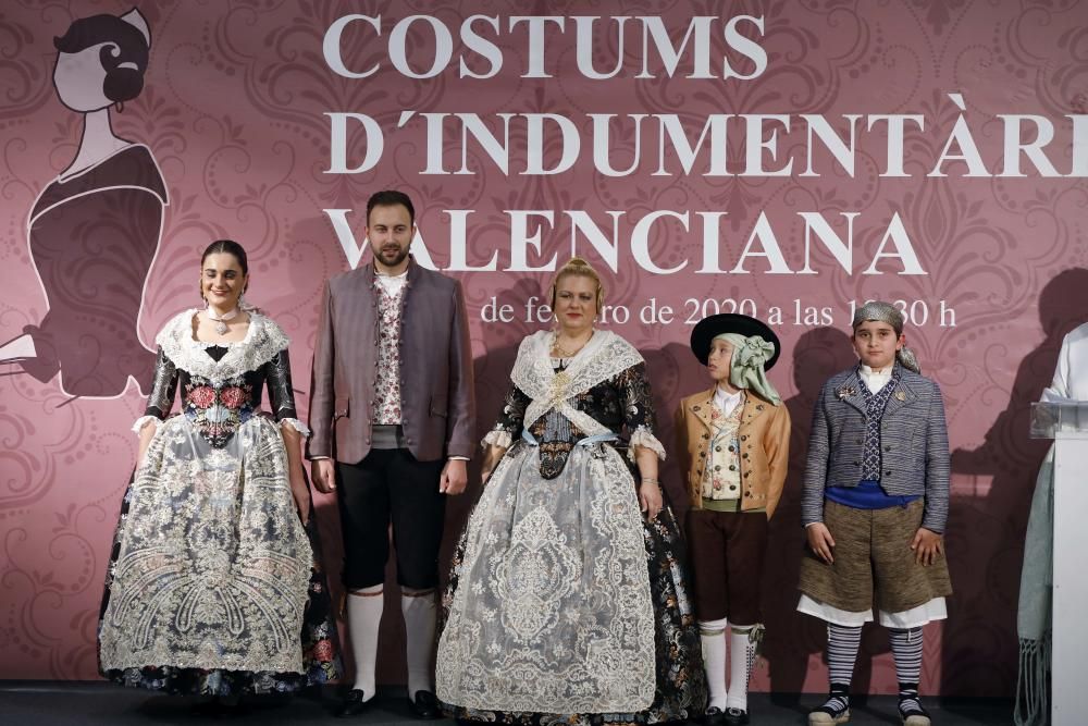 Desfile benéfico de indumentaria valenciana de Albaes en Nuevo Centro