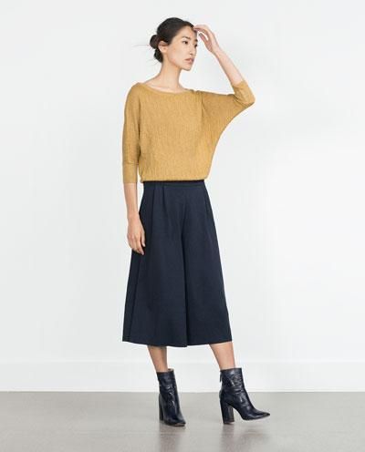 Pantalón cropped de Zara en color azul (19,95€)