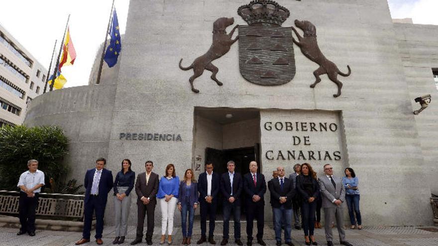 Minuto de silencio en el Gobierno de Canarias por Yurena López.