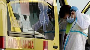 Un técnico sanitario de una ambulancia de Madrid, al término de un servicio a la puerta del Hospital 12 de Octubre.