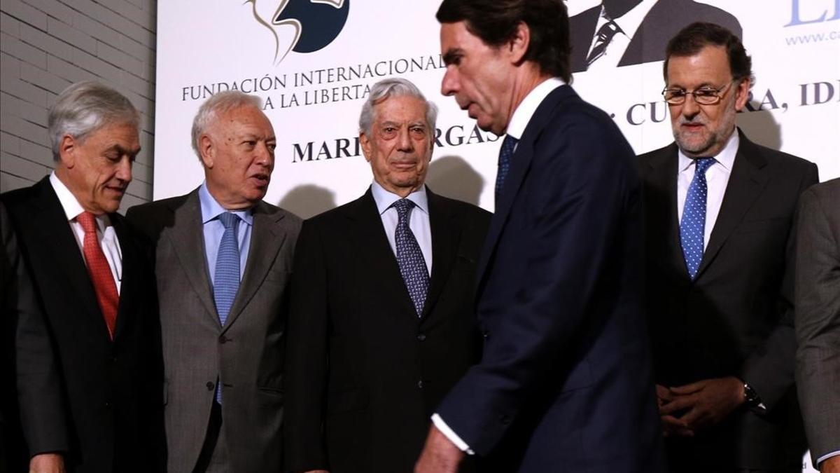 Aznar y Rajoy evidencian la frialdad entre ambos en un acto de homenaje a Mario Vargas Llosa, el pasado marzo, en Madrid.