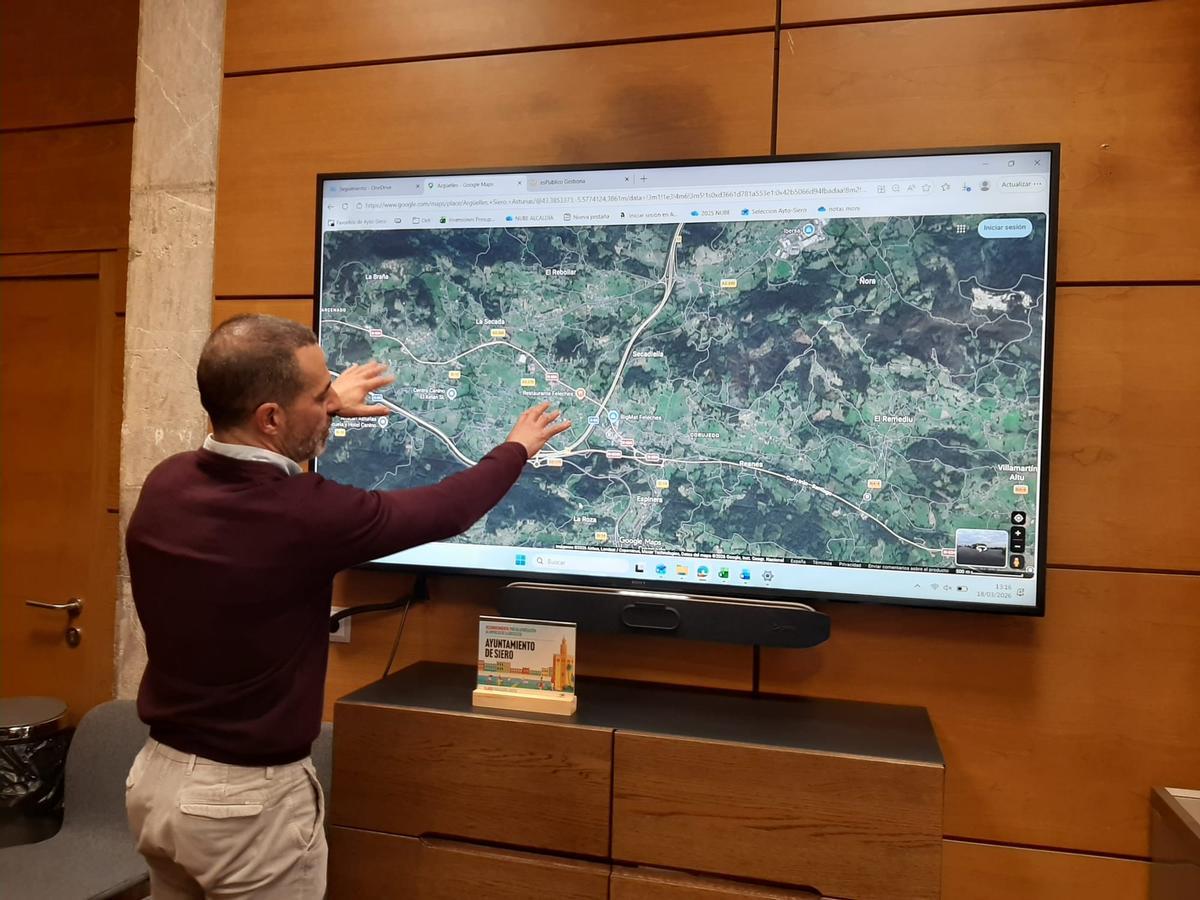 Ángel García señala algunos de los puntos en los que se colocarán cámaras de control del tráfico