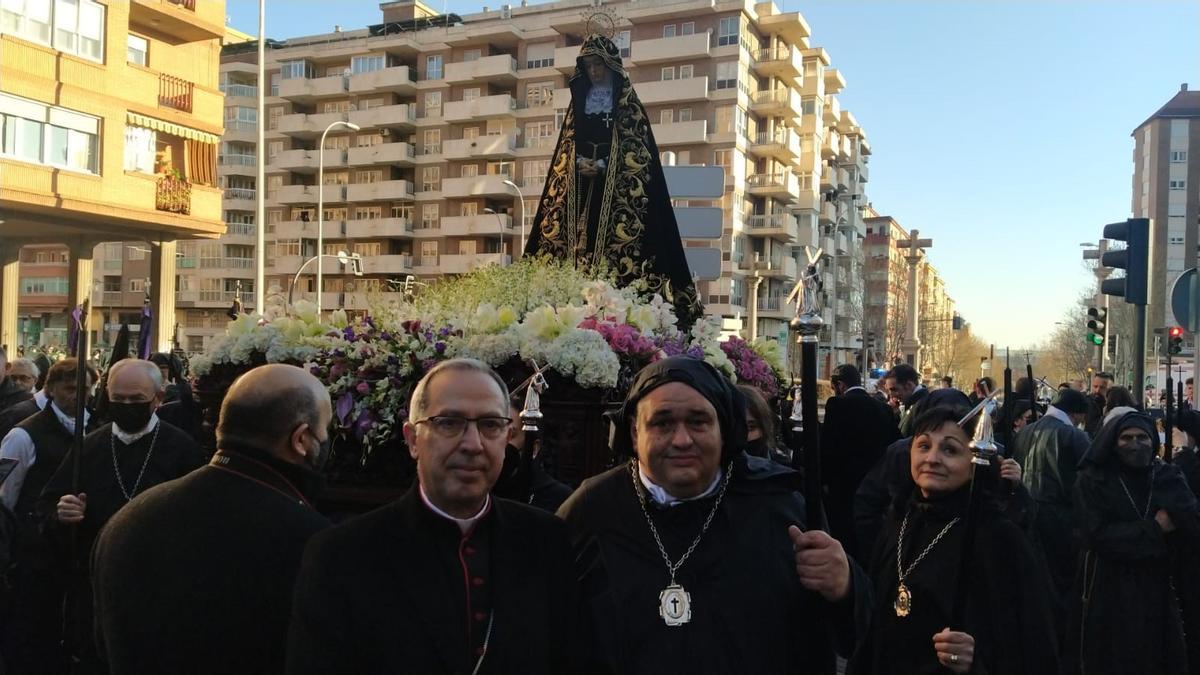 El obispo, Fernando Valera, con José Ignacio Calvo en Tres Cruces, junto a la Soledad