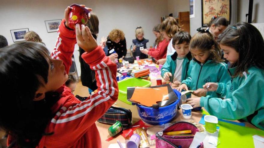 Uno de los talleres de construcción de instrumentos impartidos ayer por la tarde en el Conservatorio.