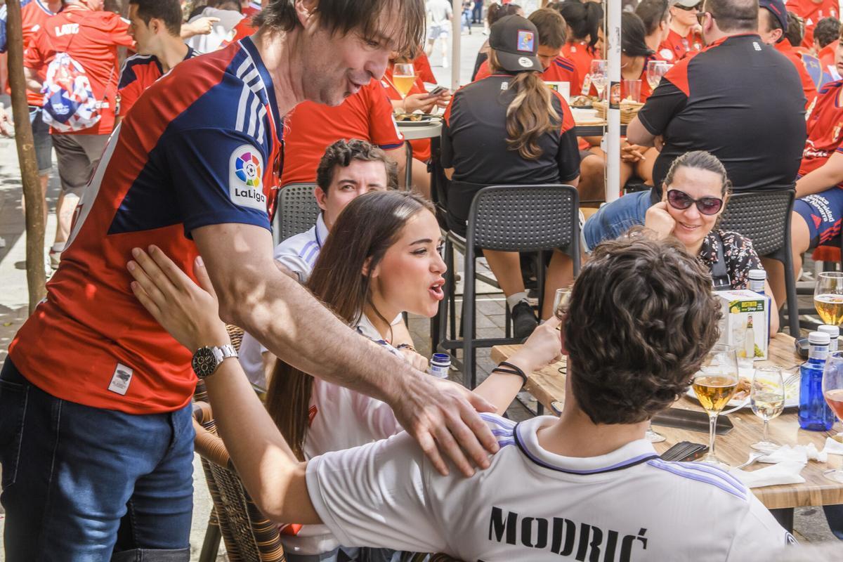 SEVILLE. 05/06/2023. - Osasuna and Real Madrid fans fill the downtown streets of Seville, a few hours after playing the final of the Copa del Rey between both teams this Saturday.- EFE / Raúl Caro.