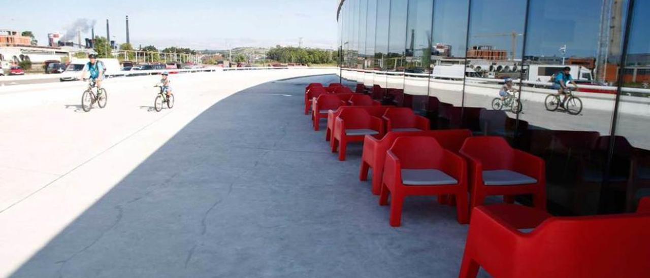 La terraza de verano de la cafetería del centro cultural Niemeyer.