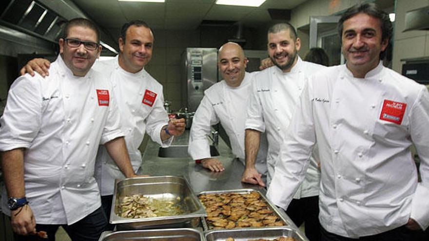 Dani García, Ángel León, Diego del Río, Jaume Puigdengolas y José Carlos García, en la cocina tras encargarse del menú de la gala.