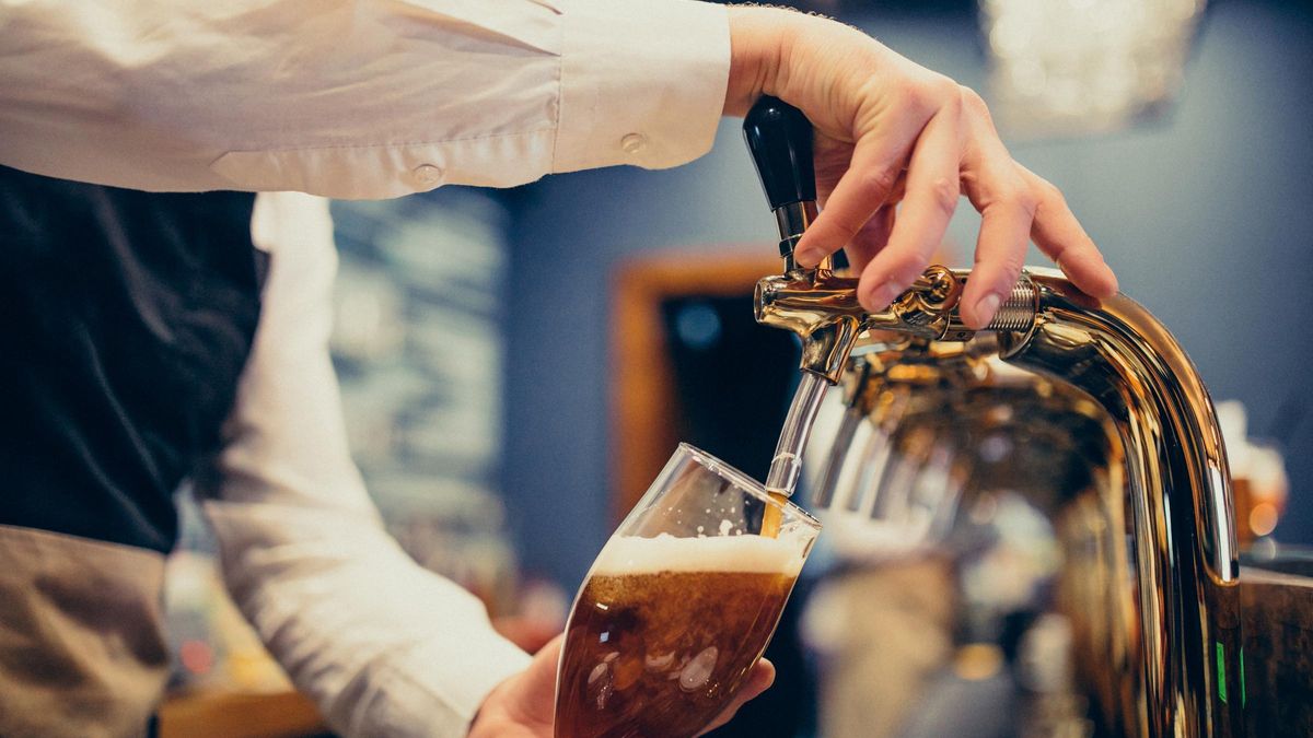 Un camarero sirve una cerveza