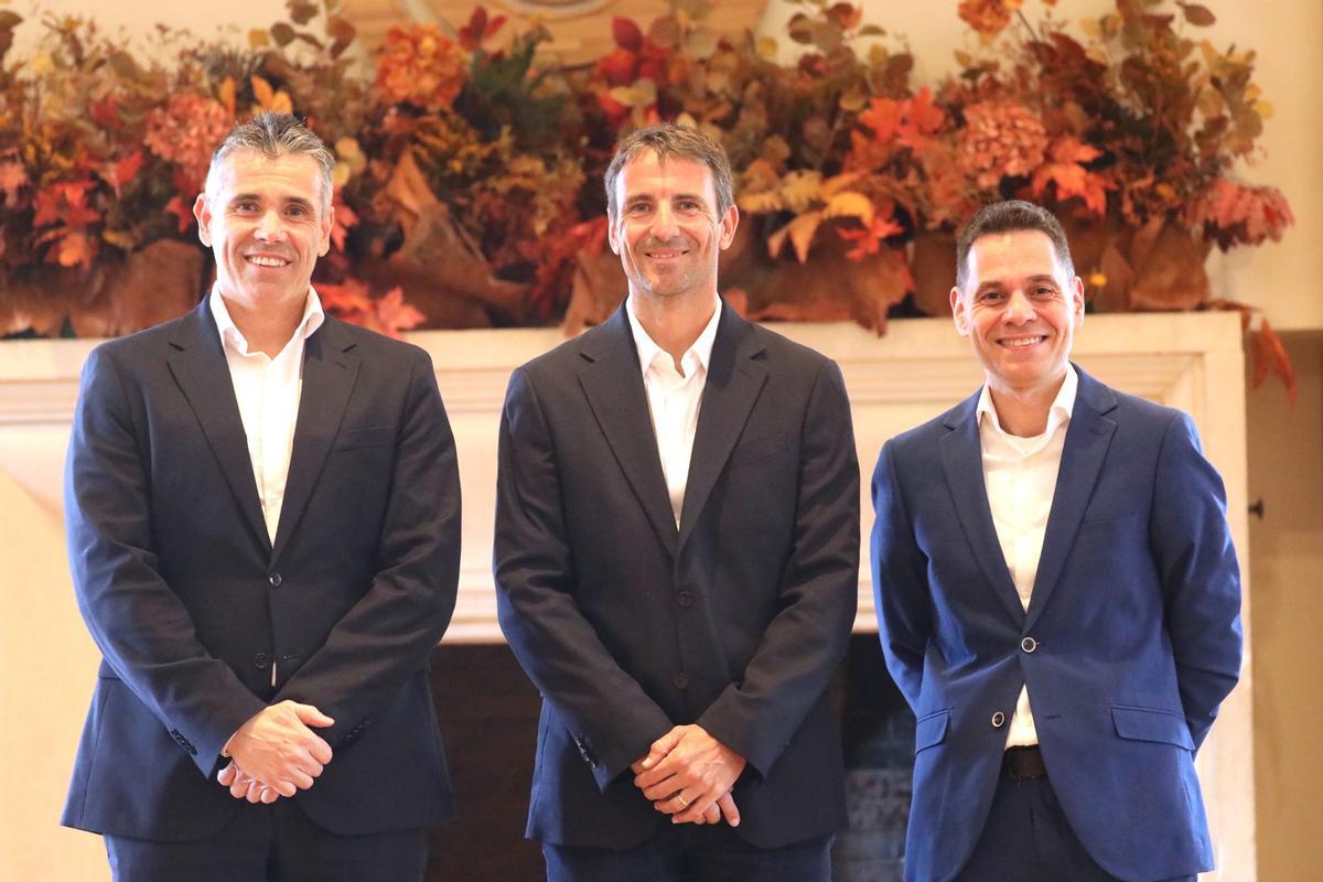De izquierda a derecha, Carlos Rodríguez (director Territorial Zona Noreste | Área de Vigilancia y Servicios Auxiliares - Delegación Cataluña de Trablisa), Tommy Robredo (director del Barcelona Open Banc Sabadell) y Sergio Bayona (director Unidad de Negocio de Tecnología de Trablisa).