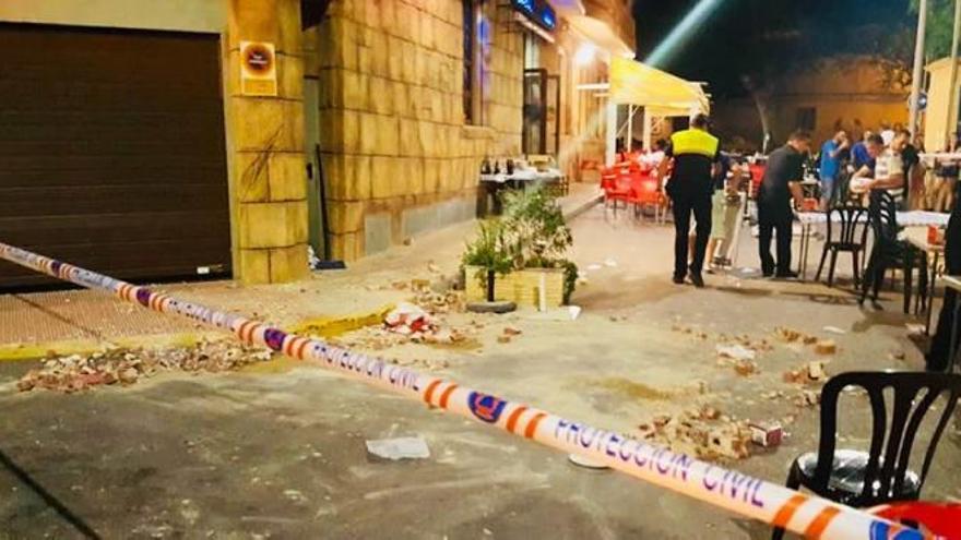 La Policía Local precintó el acceso a la calle.