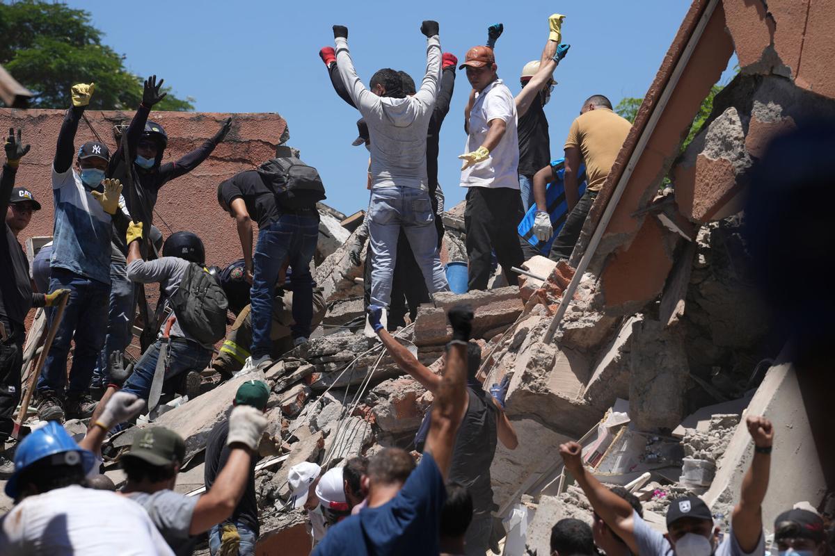 Personas reaccionan durante la búsqueda de sobrevivientes entre los escombros de una edificación colapsada tras el terremoto de Colombia. Personas reaccionan durante la búsqueda de sobrevivientes entre los escombros de una edificación colapsada tras el terremoto de Colombia.