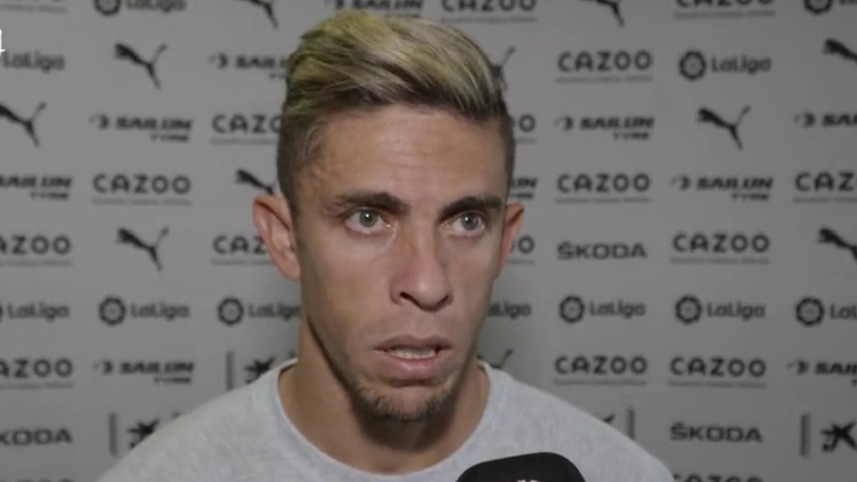 Gabriel Paulista compareciendo ante la web del club