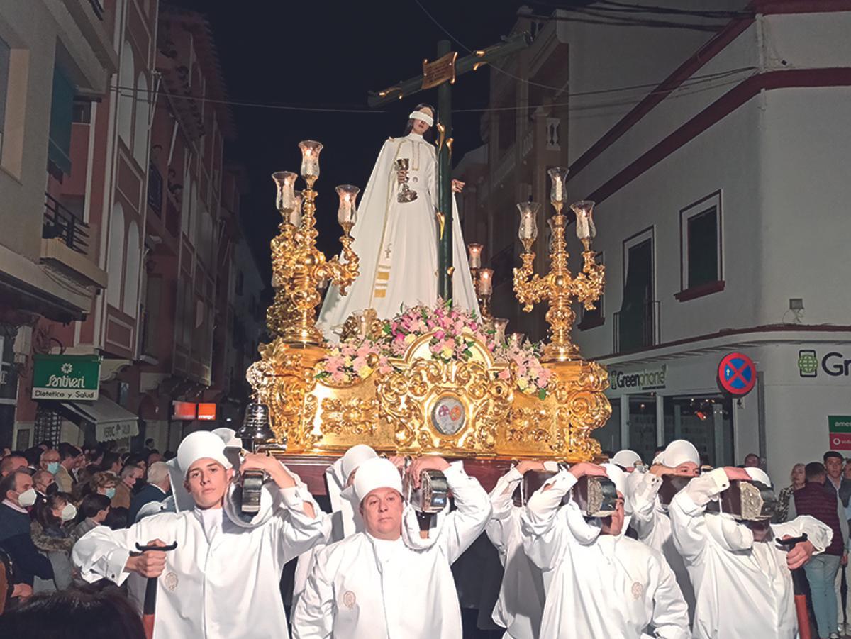 CULMEN COFRADE EN EL JUEVES. DESDE EL SILENCIO DE LA MADRUGADA, SEIS HERMANDADES COMPONEN EL PRIMER TRIDUO PASCUAL. LA CALLE LAS TORRES ANTECEDE A LA CÉLEBRE CUESTA DEL RELOJ