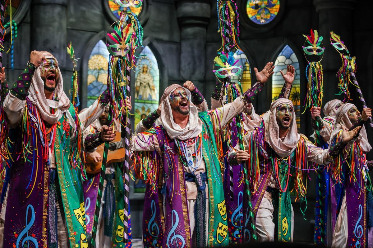 La comparsa 'Los apóstoles' cerró la noche.