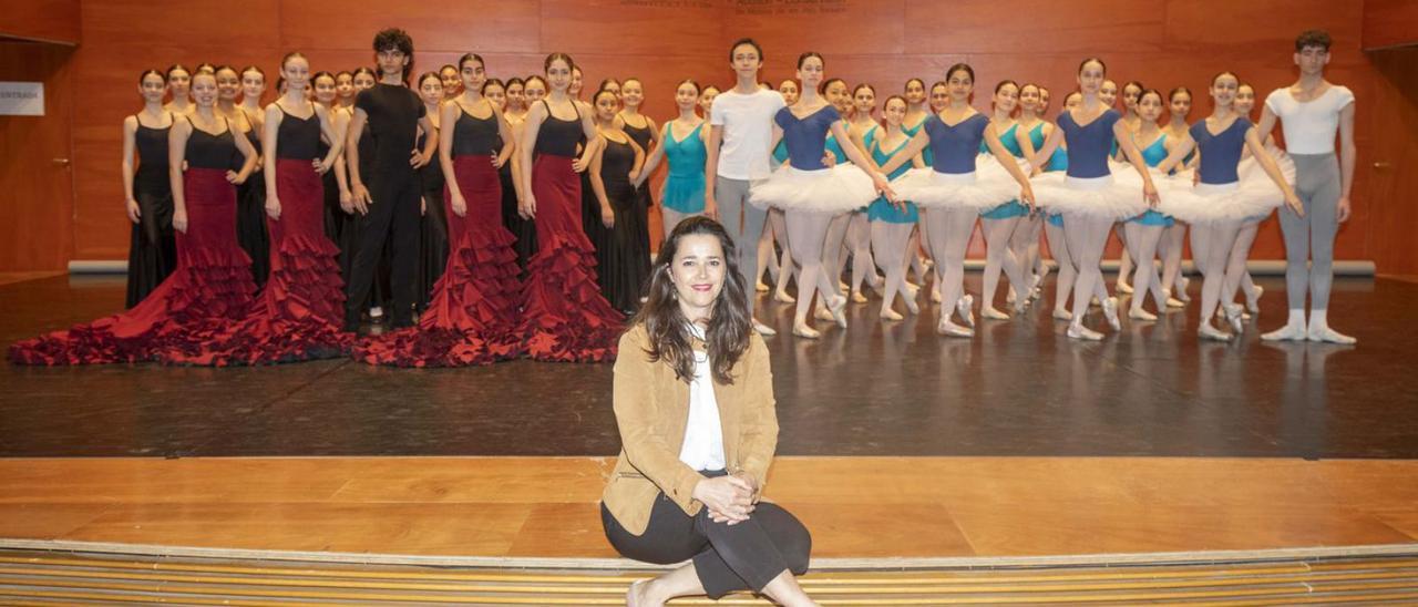 Silvia Riutort, directora del Conservatori Professional de Música i Dansa, posa con un numeroso grupo de alumnos.