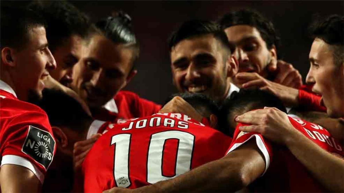 El Benfica ganó con Douglas en el equipo titular