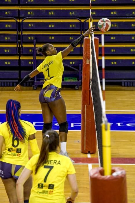 25-02-20 DEPORTES. CENTRO INSULAR DE LOS DEPORTES. LAS PALMAS DE GRAN CANARIA. Entrenamiento y foto de grupo del equipo femenino de volleyball IBSA 7 Palmas.    Fotos: Juan Castro.  | 25/02/2020 | Fotógrafo: Juan Carlos Castro