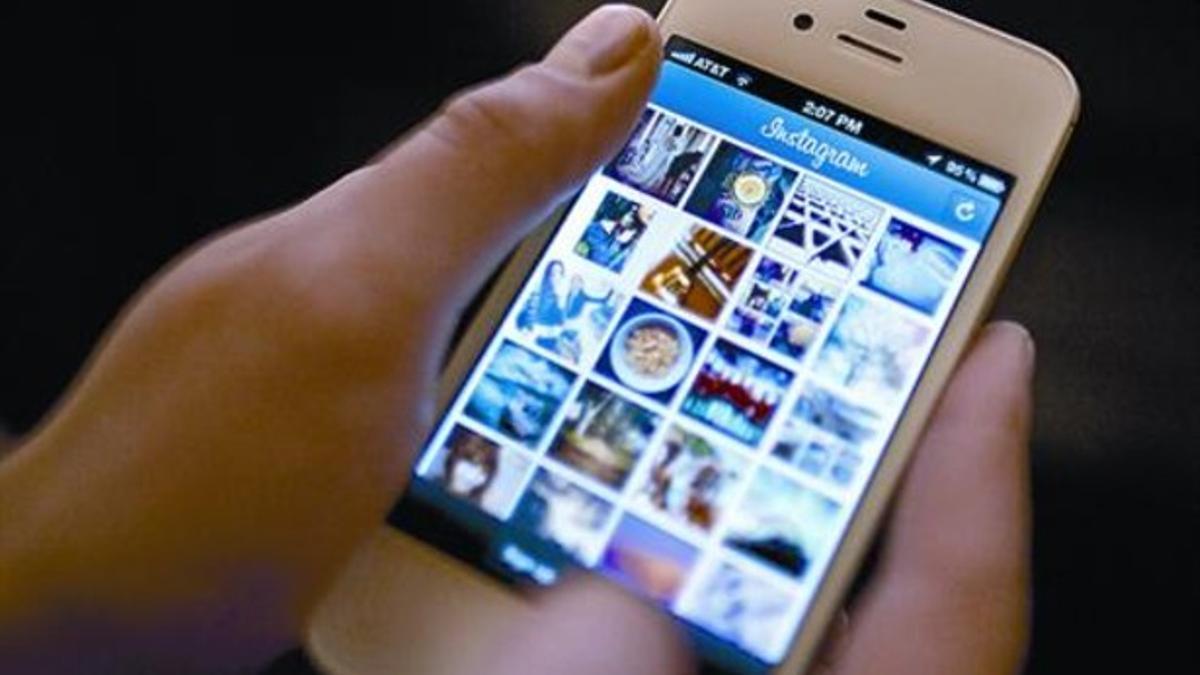 Mercado 8 Un iPhone 4S ejecutando la aplicación Instagram.