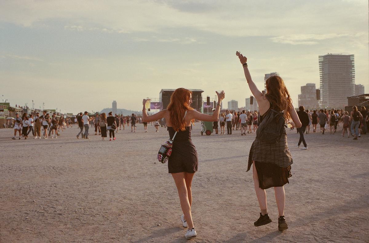 Amigas bailando en un festival en la playa en Barcelona
