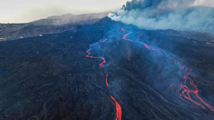 Una nueva colada destruye más territorio en La Palma