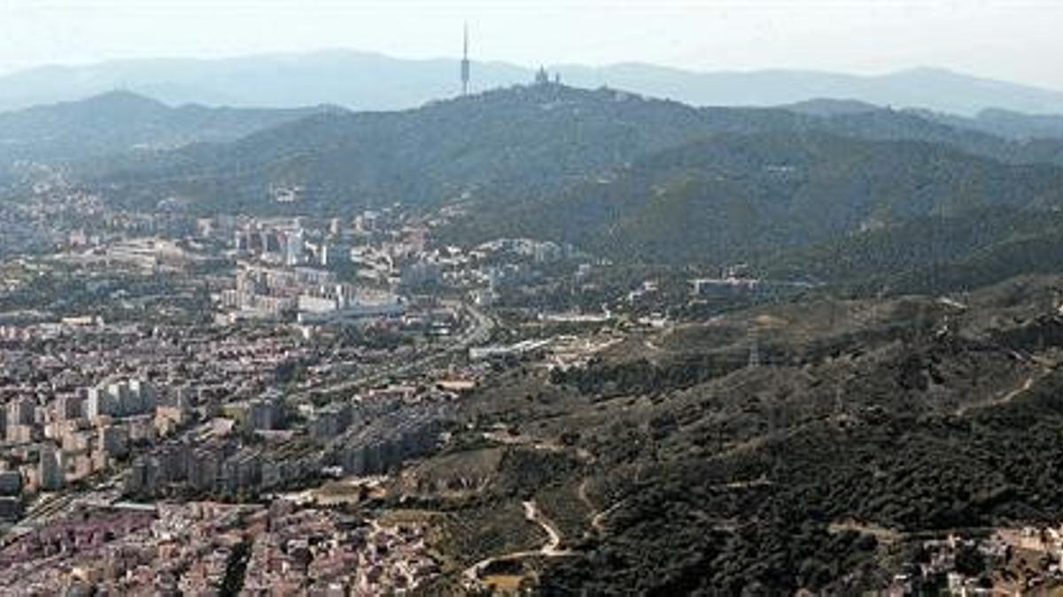 La masa forestal de Collserola, con la cima del Tibidabo y la presión urbana metropolitana.