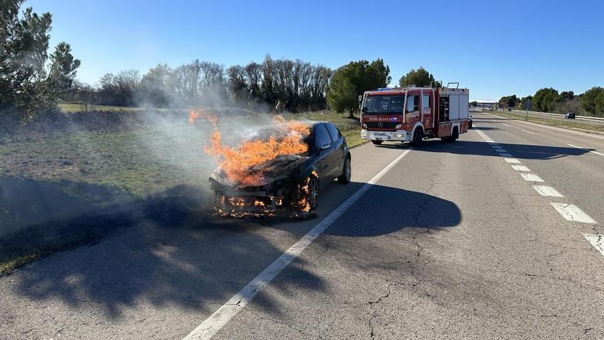 Arde un vehículo en plena A-23, en Huesca