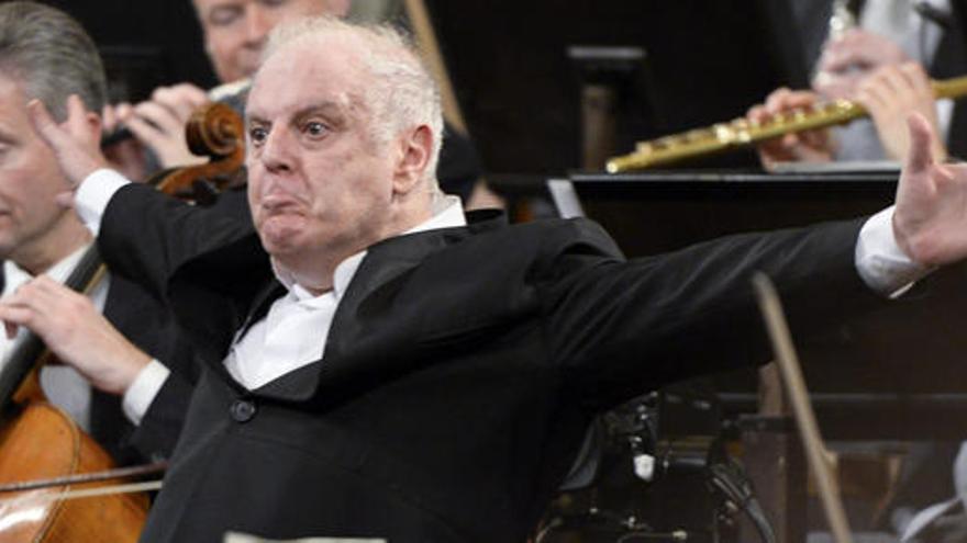 Daniel Baremboim dirige a la Orquesta Filarmónica de Viena.