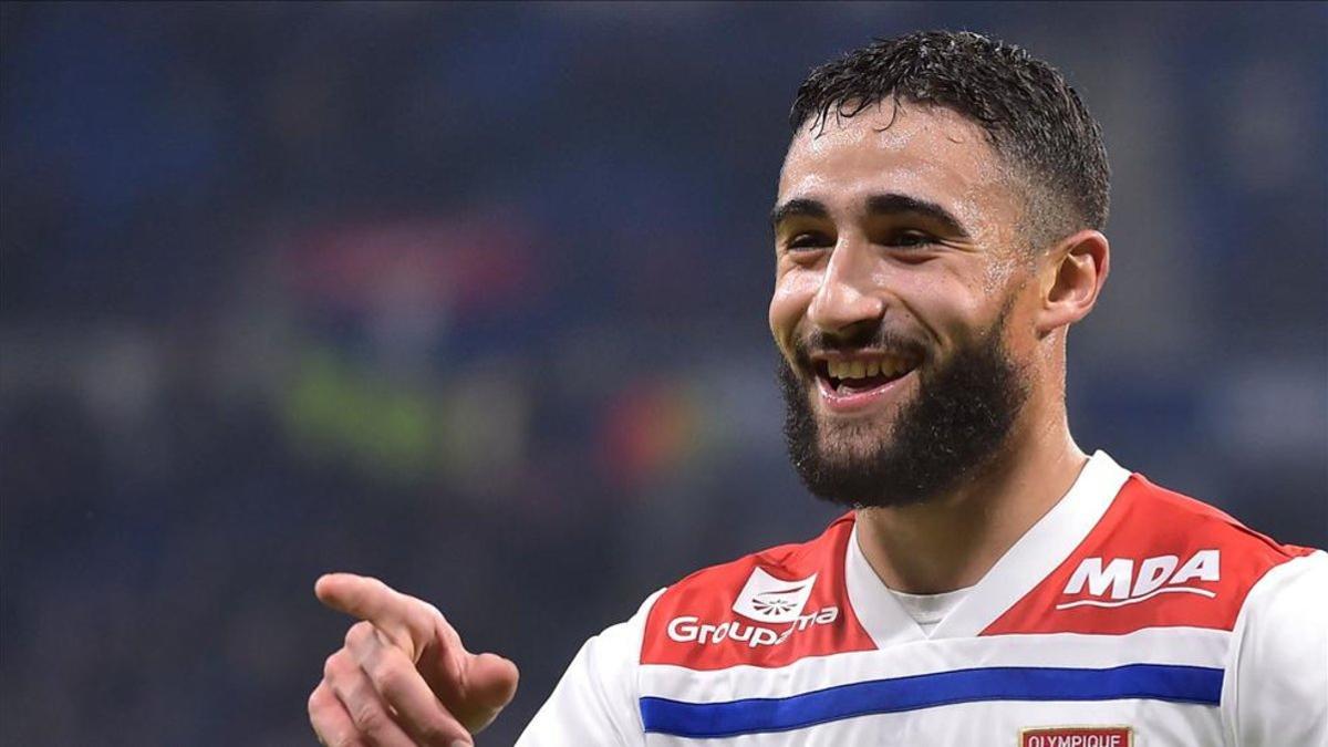 Fekir le discutirá los lazamientos de falta al bueno de Joaquín.