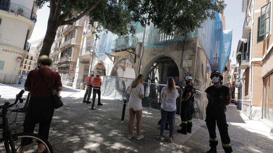 Se derrumba una finca abandonada en la plaza Quartera de Palma